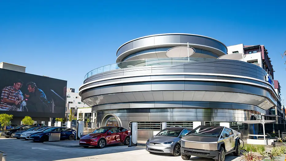 Tech: Tesla’s First Diner + Drive-In Supercharger Opens in LA — “Burgers, Big Screens & Battery Packs”